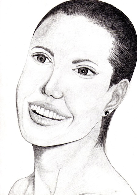 desenho Angelina Jolie vs. retrato realista