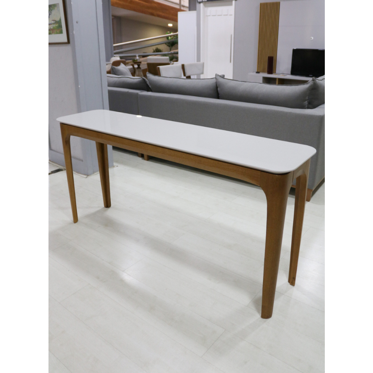 Aparador em laca off white com pés de madeira