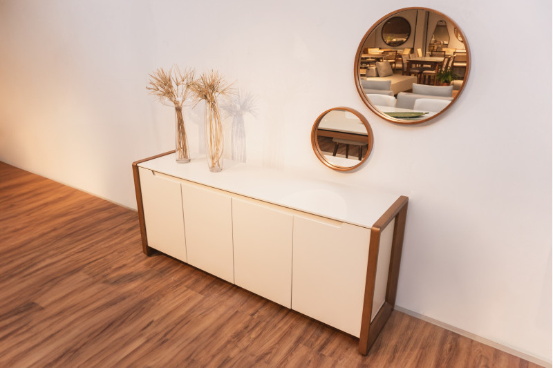 Aparador em laca off white com pés de madeira