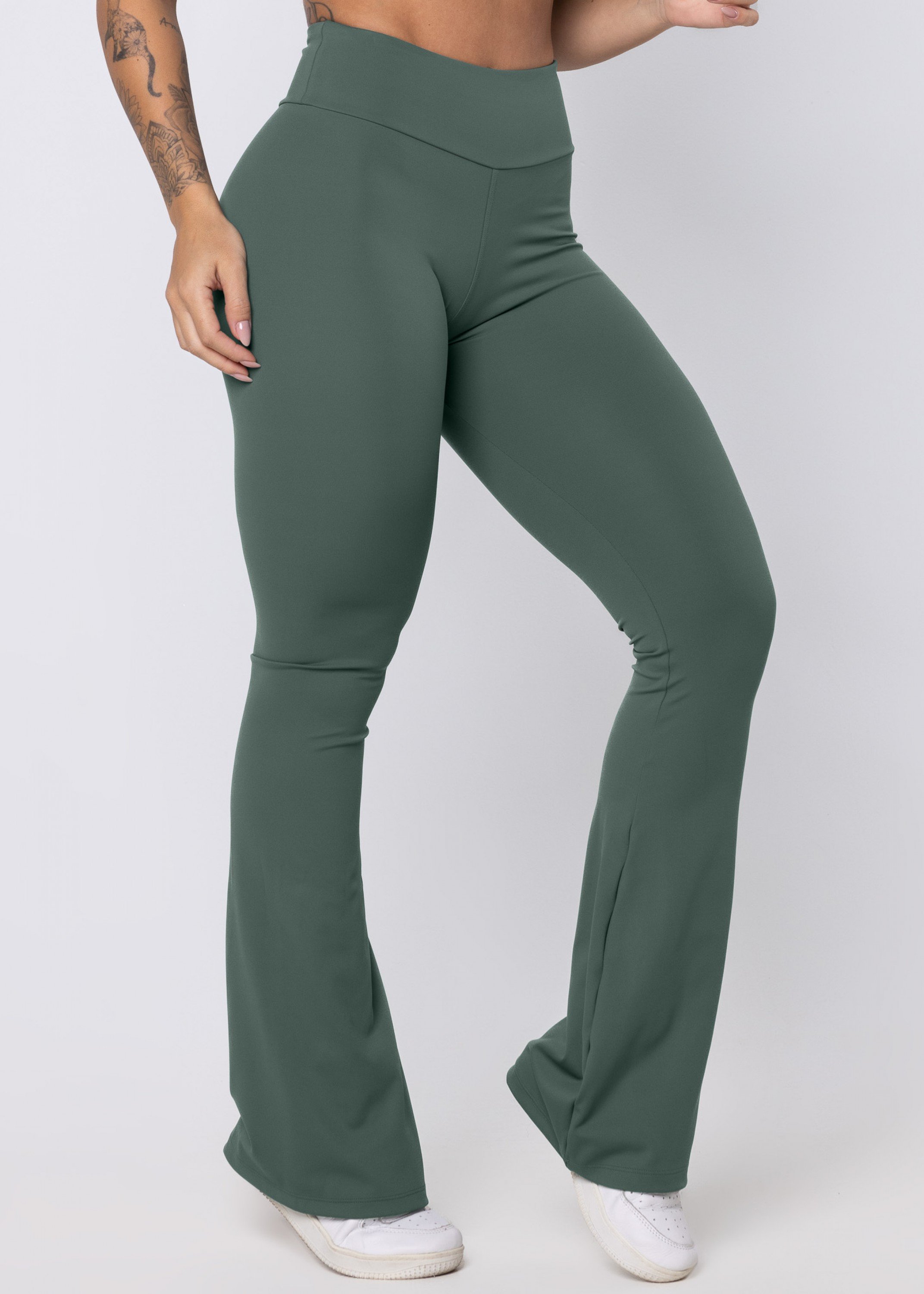 calça flare bandagem