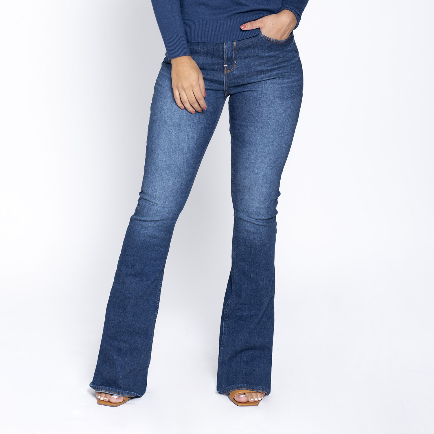 calça flare boca de sino