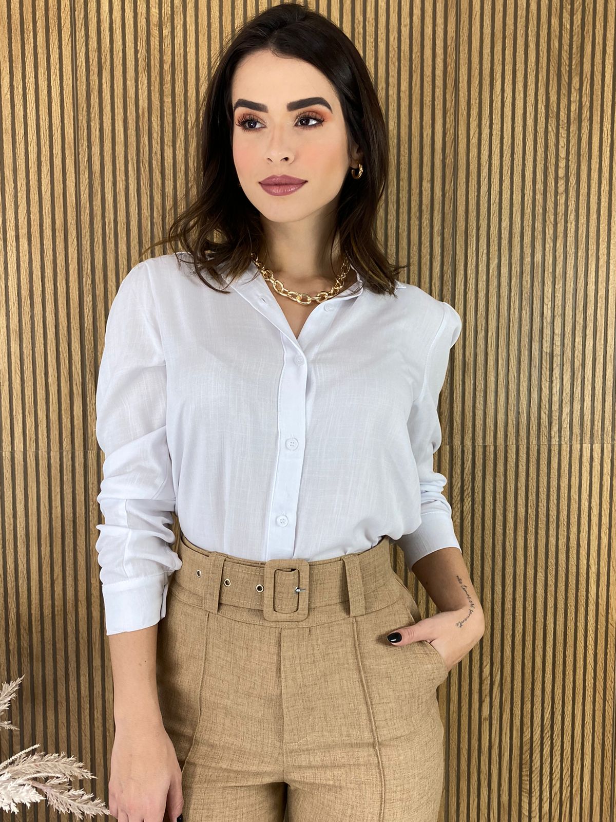 camisa social feminina vs. blusa de seda: qual a melhor?