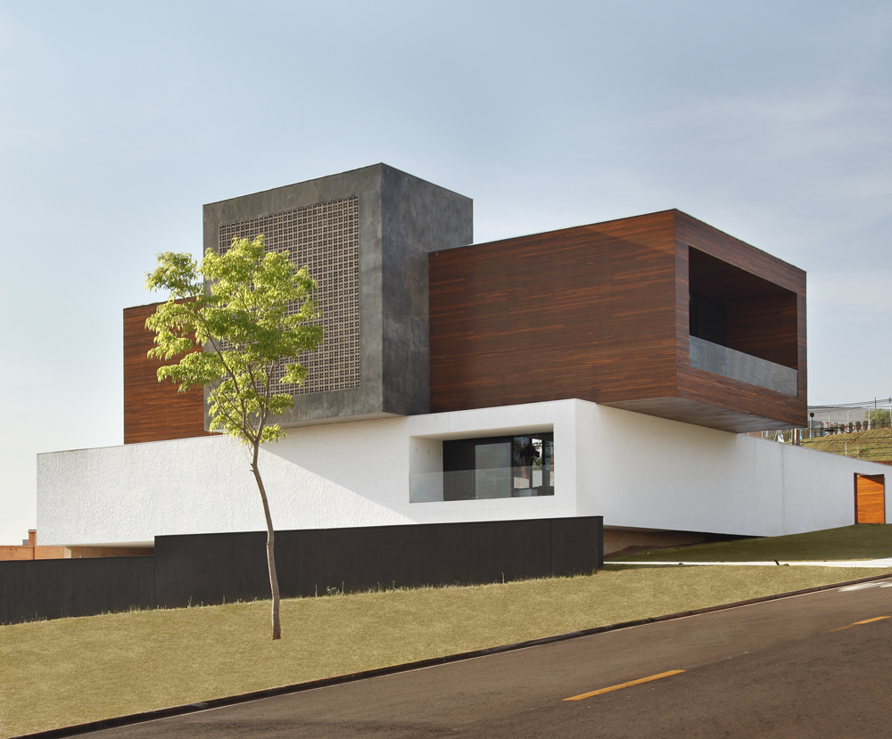 Fachada casa minimalista com varanda