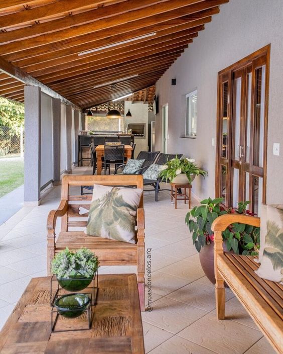 Sobrado com telhado escondido