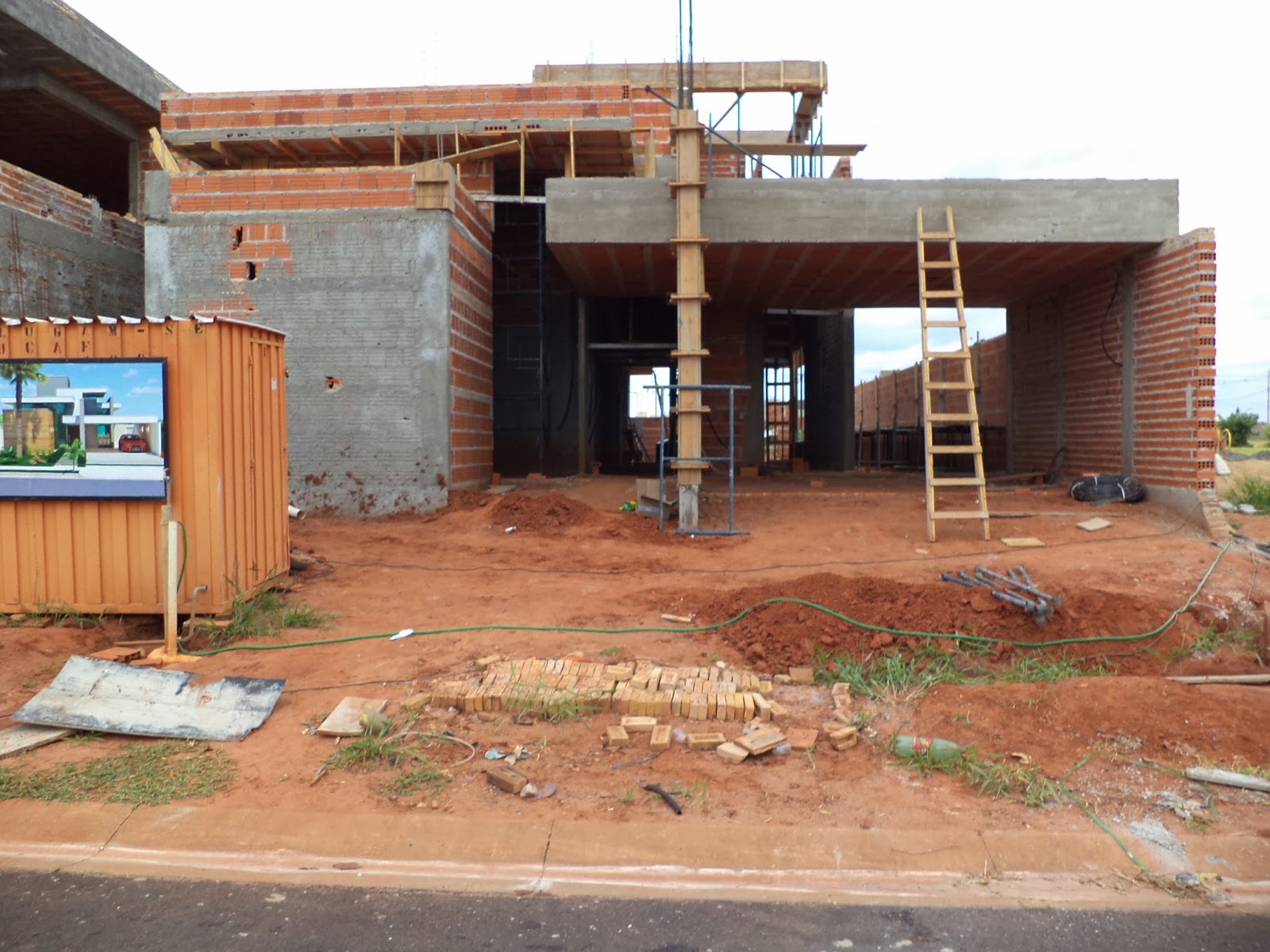 Casa caixote com grandes janelas