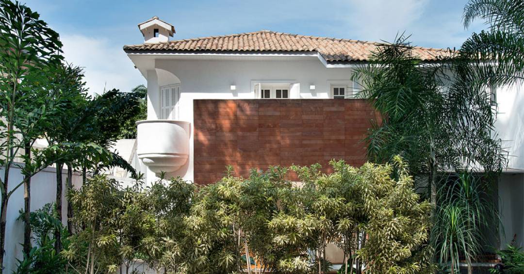 Casa com telhado embutido e varanda