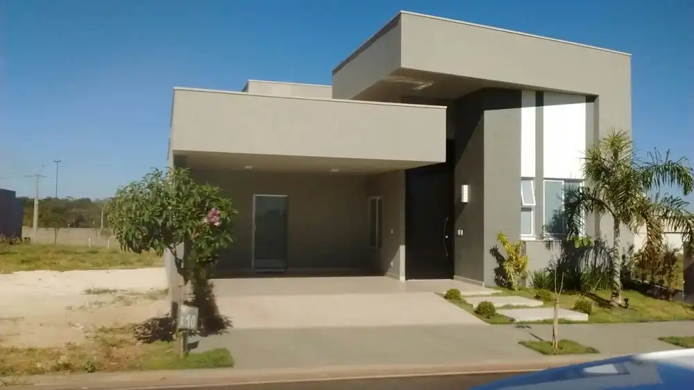 Sobrado com telhado escondido