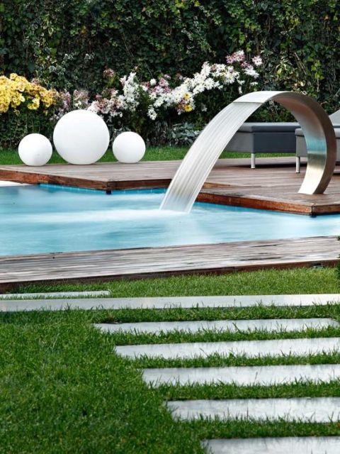 cascata de vidro para piscina moderna