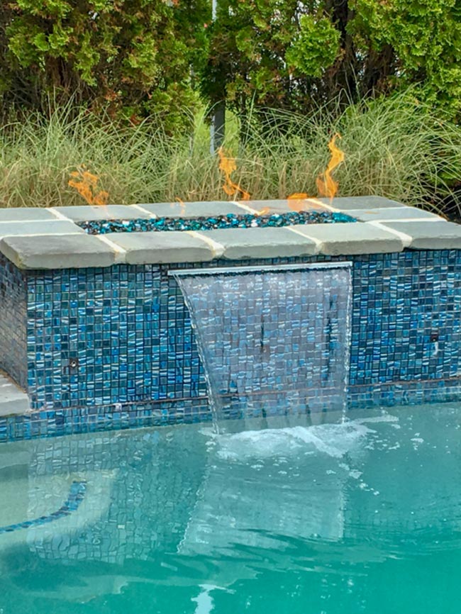 cascata de vidro para piscina pequena