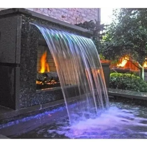 cascata de vidro para piscina iluminada