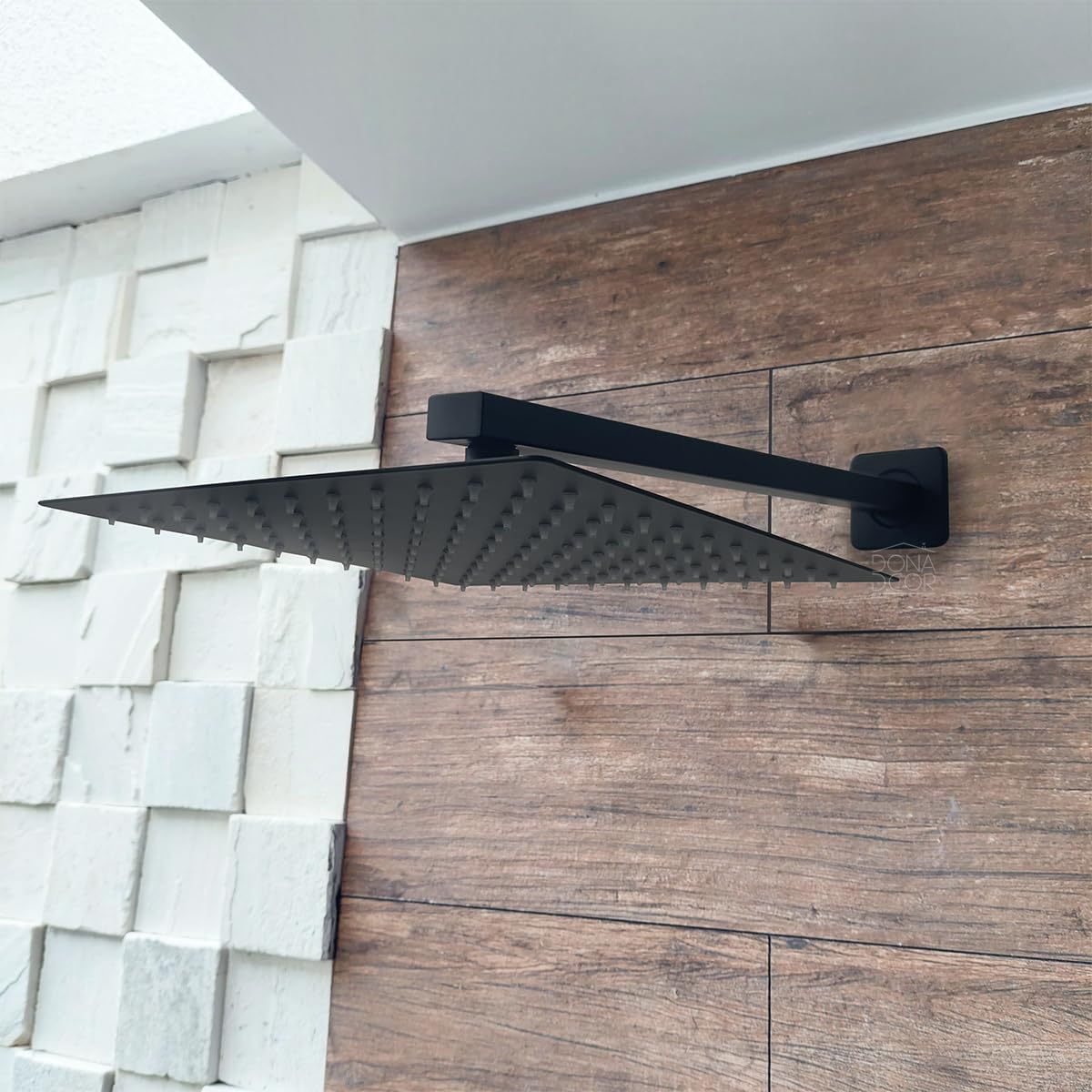 Chuveiro externo com design industrial