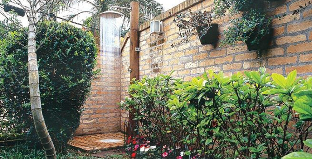 Chuveiro externo de madeira tratada