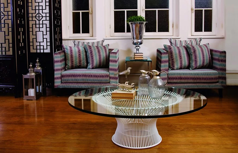 erros comuns ao decorar mesa lateral do sofá