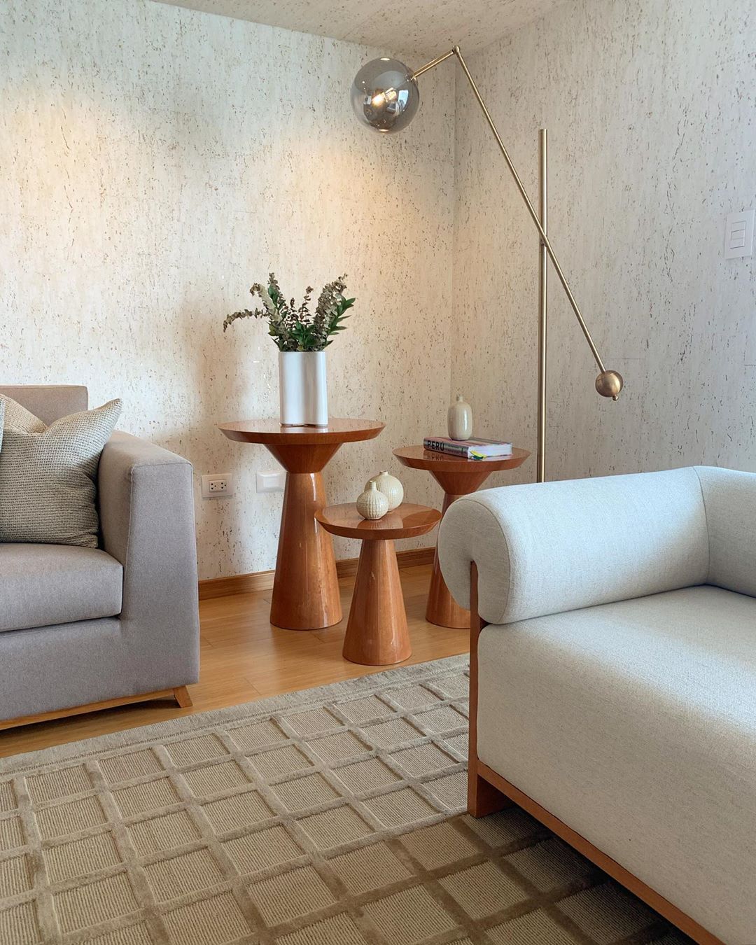 quanto custa decorar uma mesa lateral de sofá