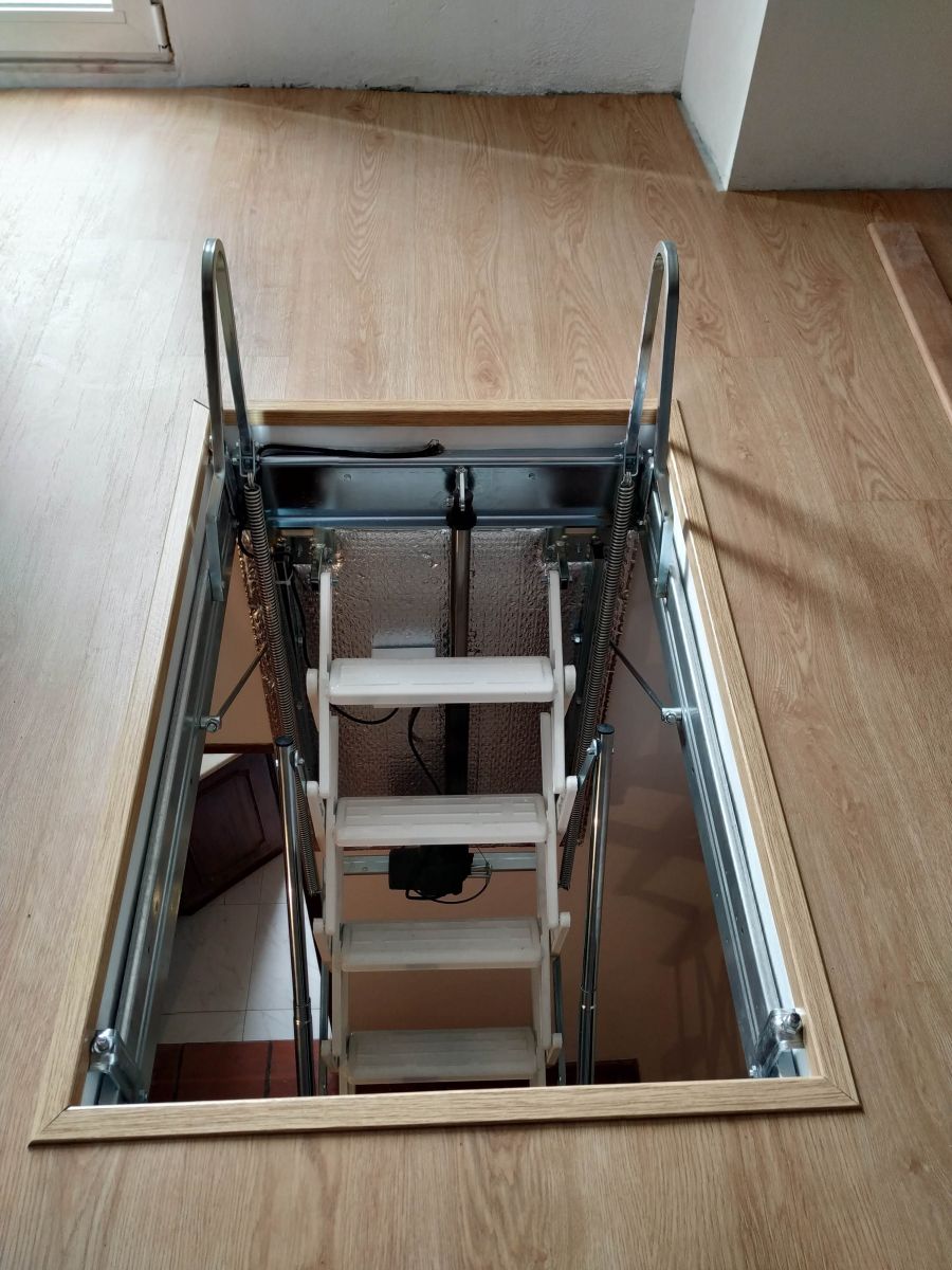 Escada retrátil para teto