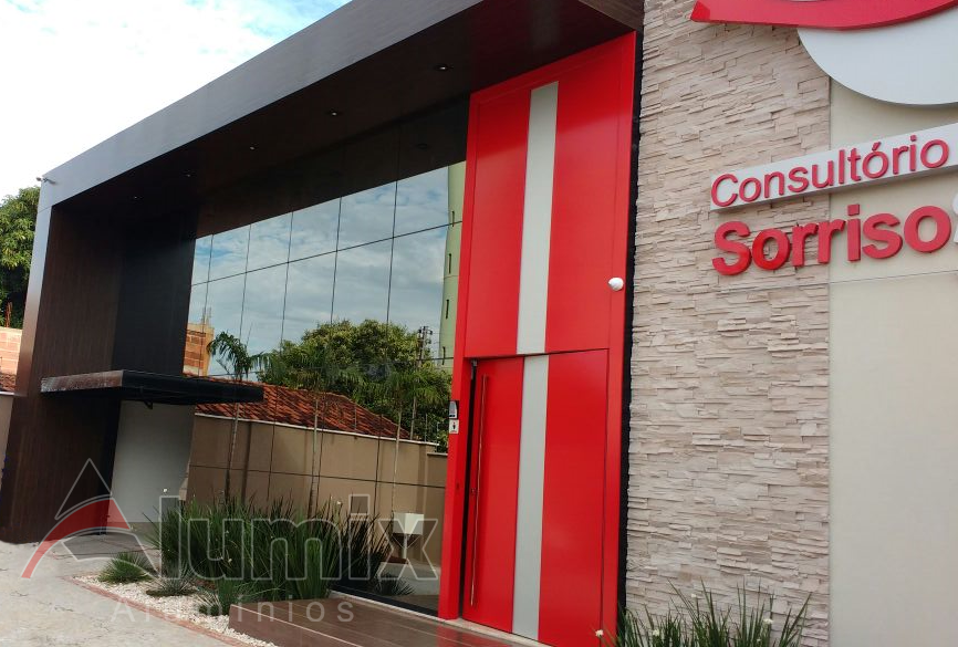 fachada consultório odontológico minimalista