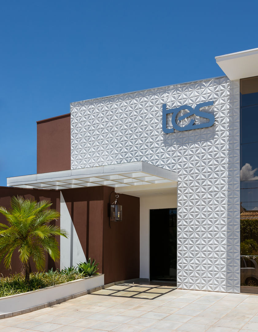 fachada consultório odontológico com nome do dentista