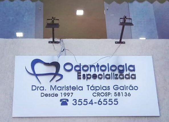fachada consultório odontológico moderna