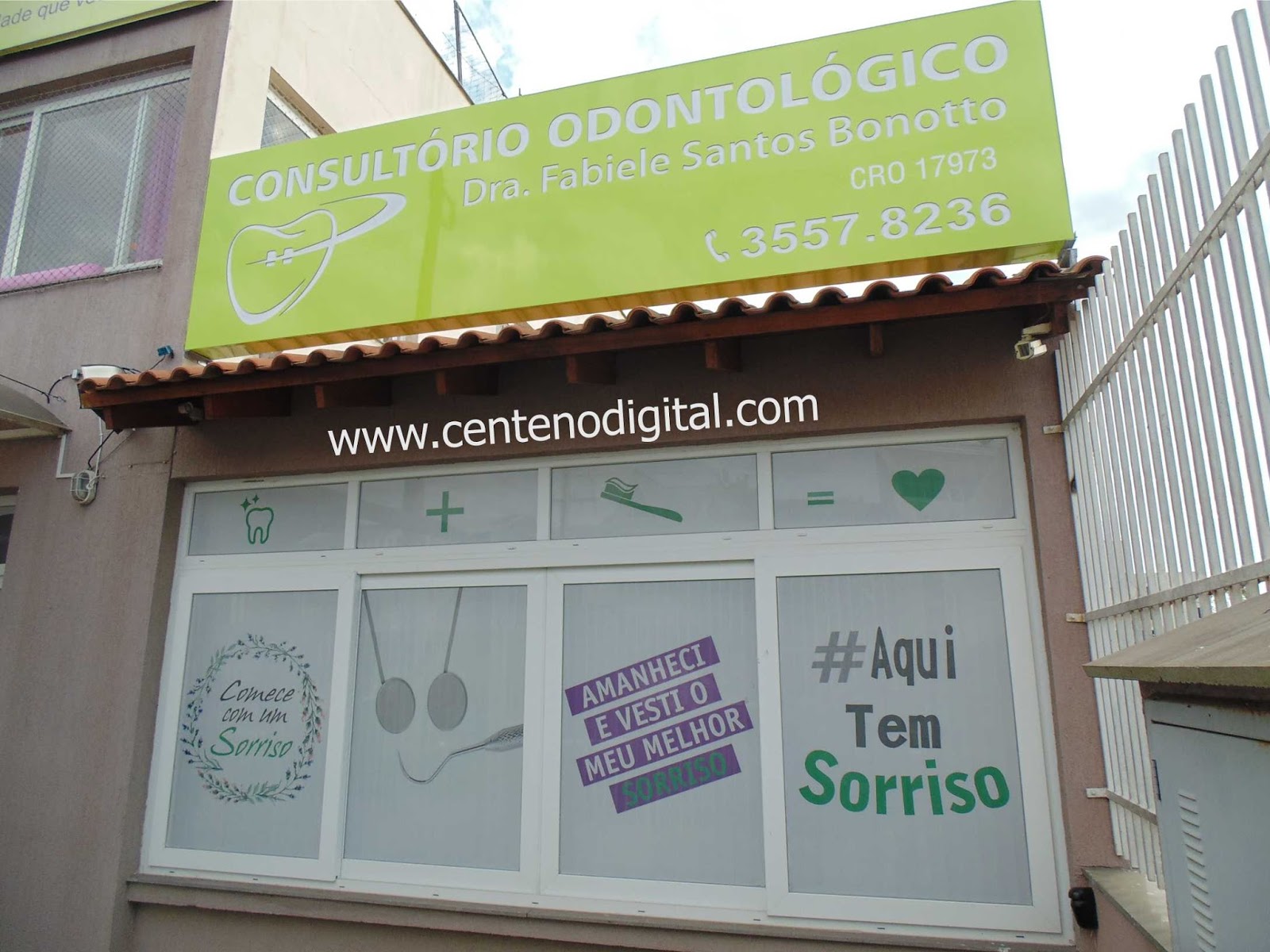 fachada consultório odontológico vidro e ACM