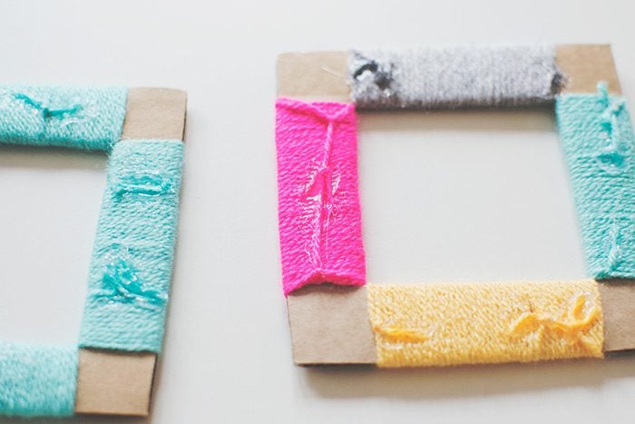 moldura de madeira vs. moldura de metal para fotos