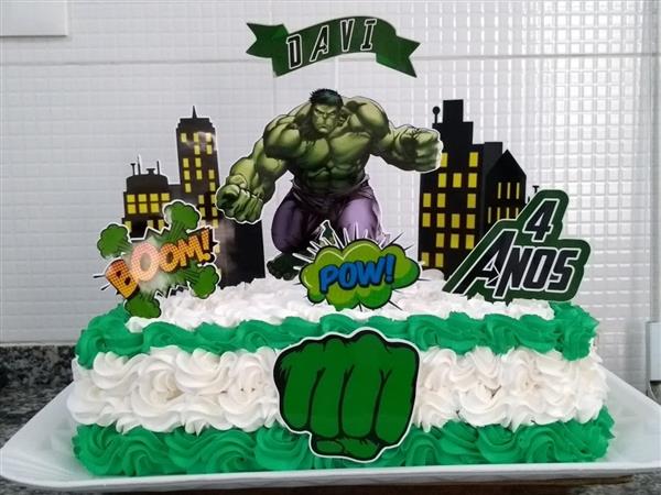 Bolo do Hulk com toppers personalizados