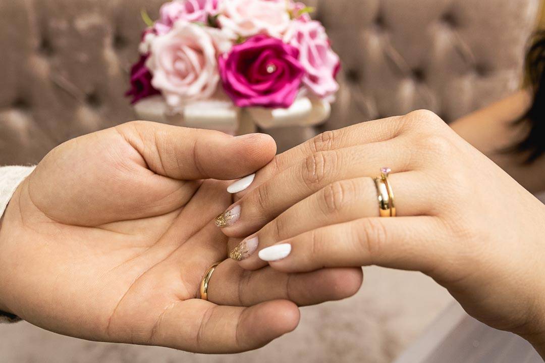 aliança de casamento mão direita ou esquerda