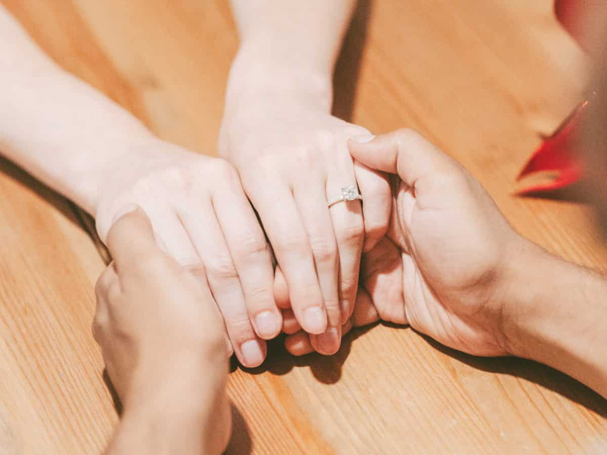 aliança de casamento mão direita ou esquerda