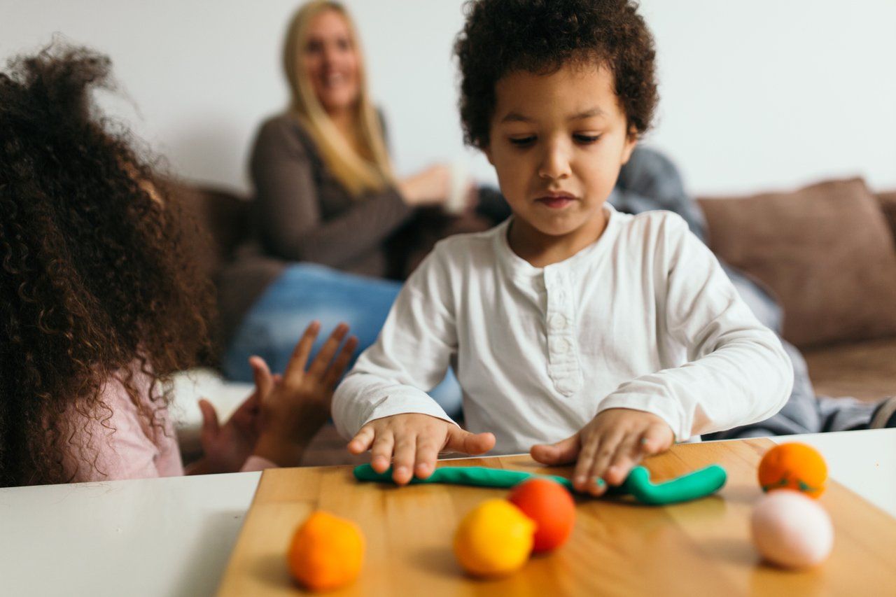 massinha de modelar e desenvolvimento infantil