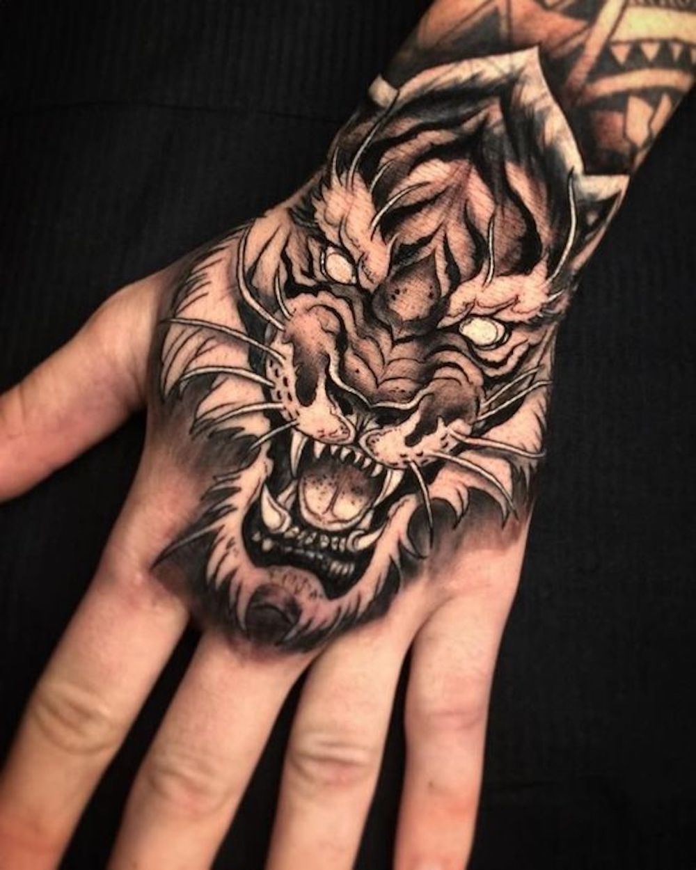 tatuagens masculinas no rosto