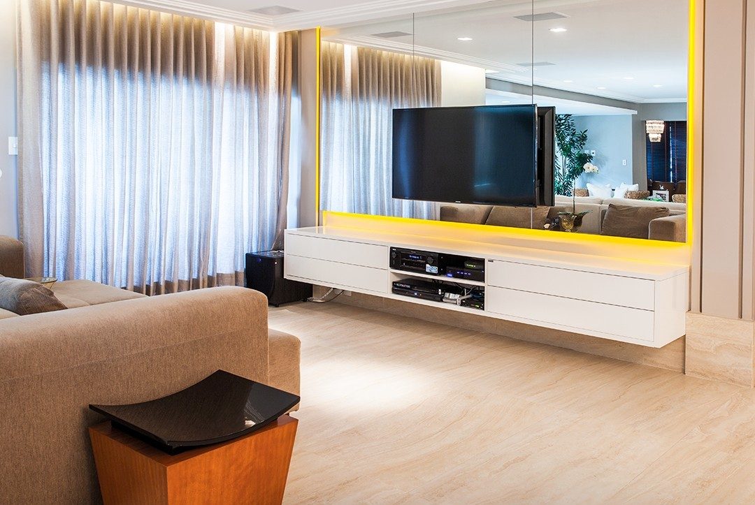 painel de tv com espelho