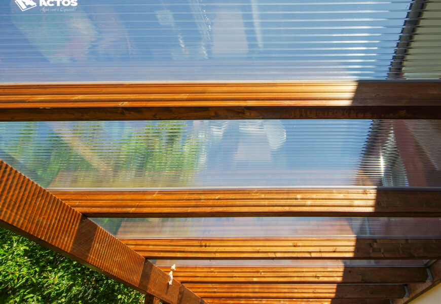 ideias de design de pergolado de madeira com policarbonato