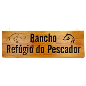 placa de madeira vs placa de metal para fazenda