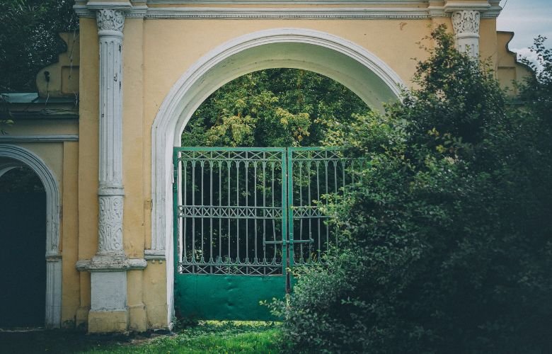 portão de grade vs portão maciço: qual o melhor para sua garagem?