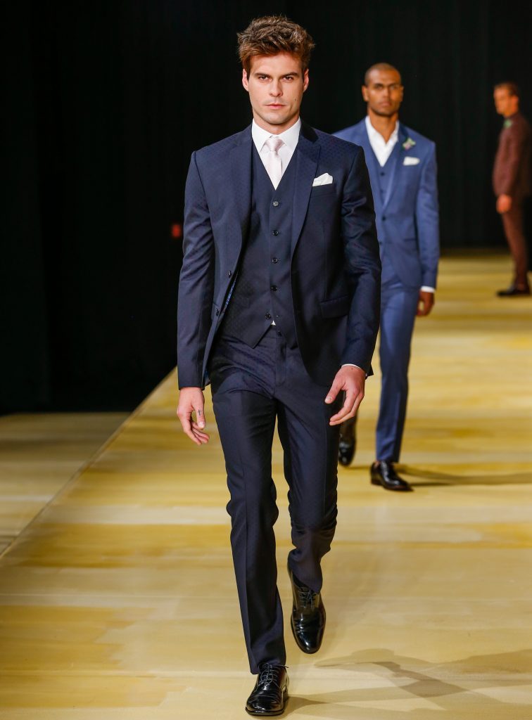 terno clássico vs terno moderno para noivos