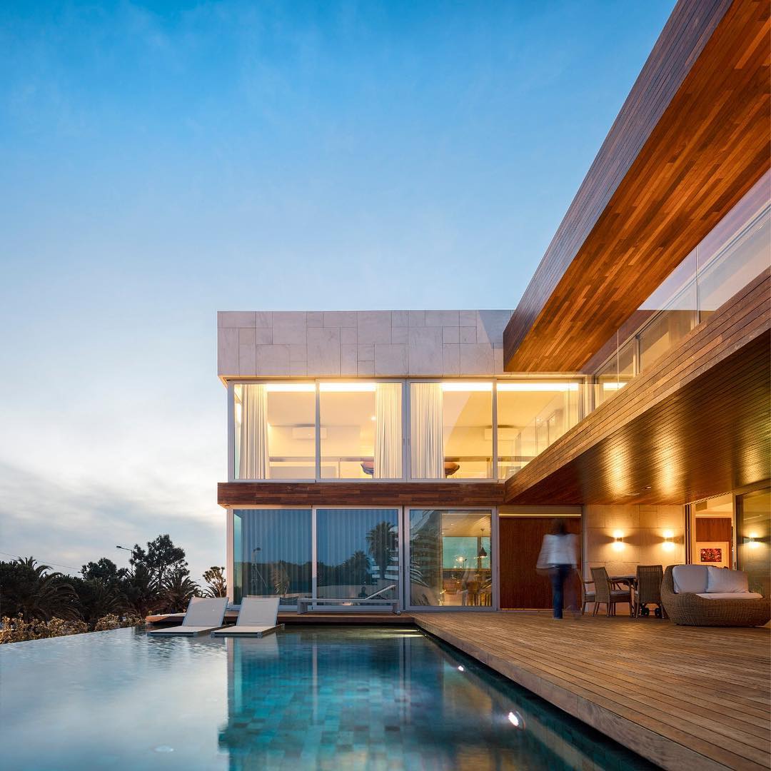 sobrado em L com área gourmet integrada