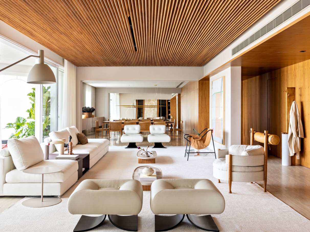 Painel ripado de madeira para teto