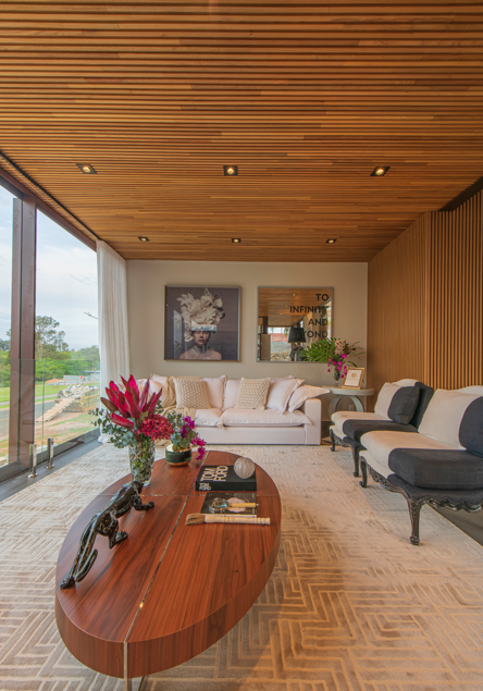 Teto de madeira com iluminação LED