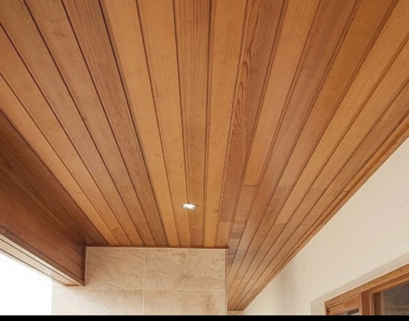 Painel ripado de madeira para teto