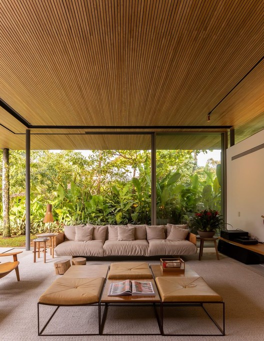 Teto com lamela de madeira