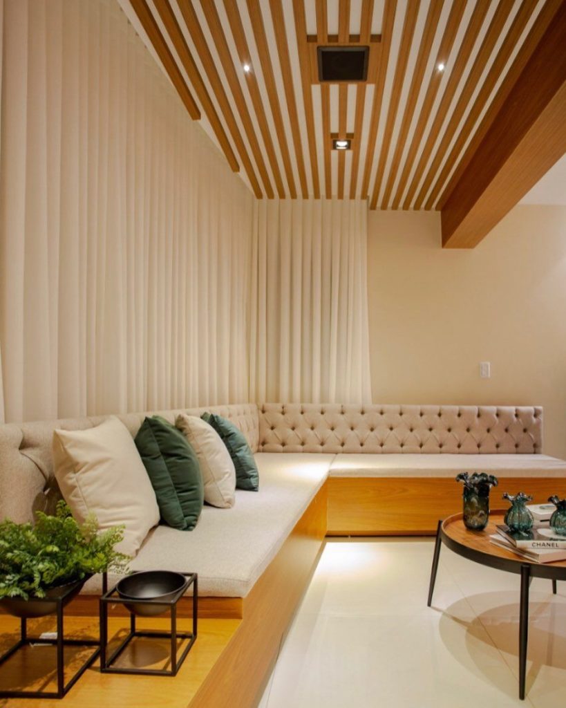 Painel ripado de madeira para teto