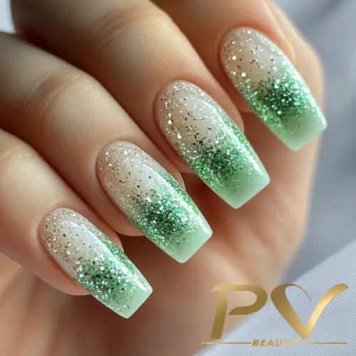 unhas em gel verde claro