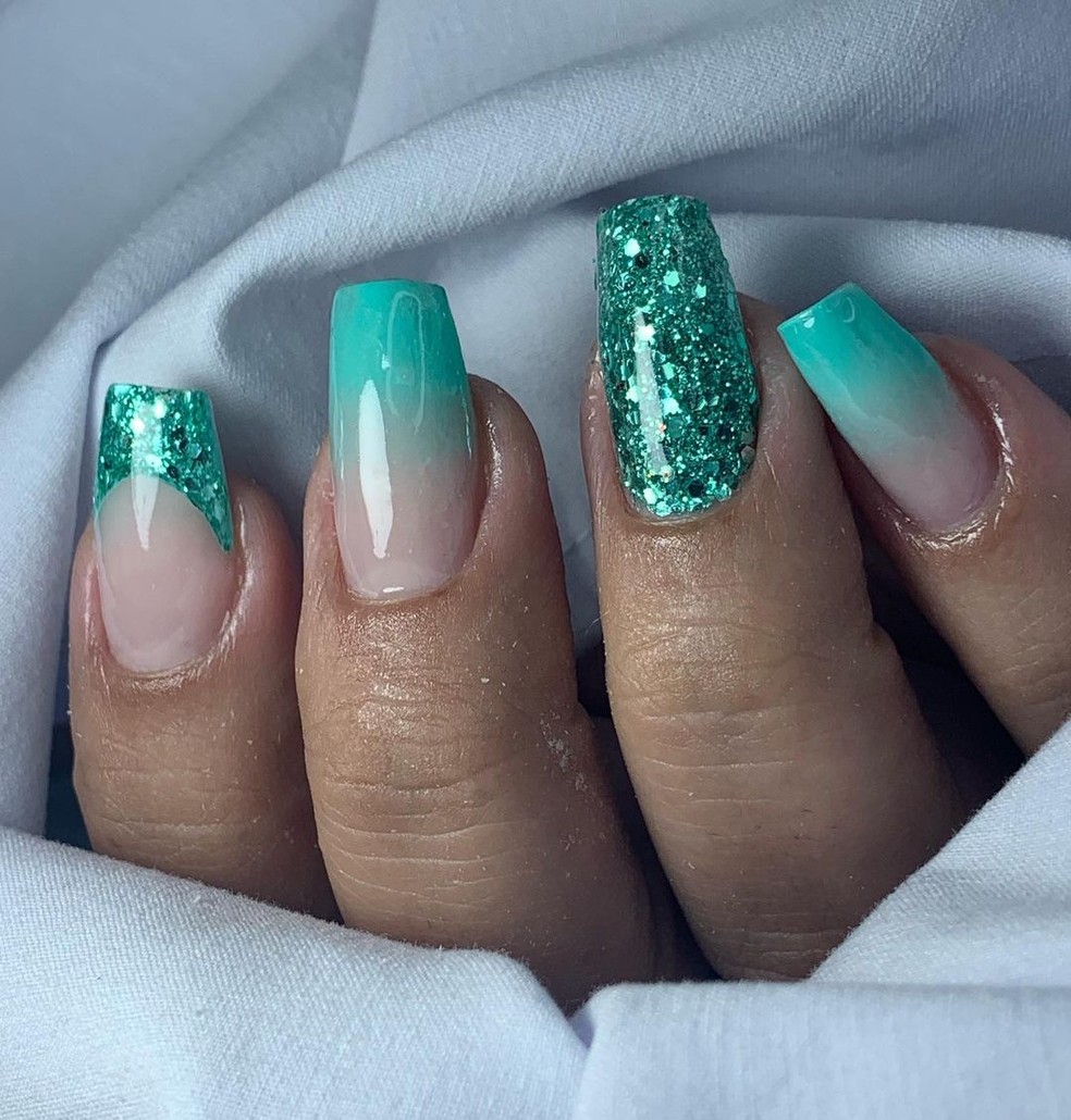 inspiração unhas em gel verde claro francesinha