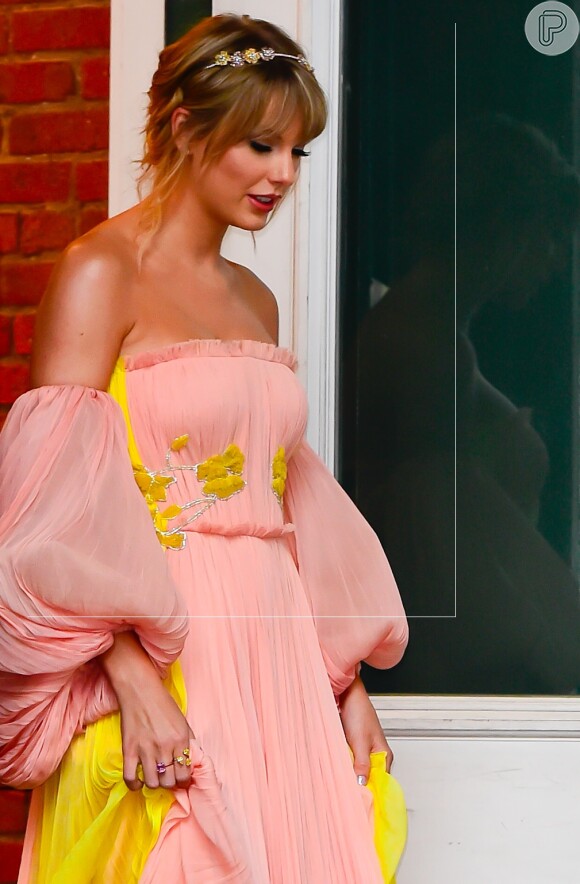vestido esvoaçante com manga longa