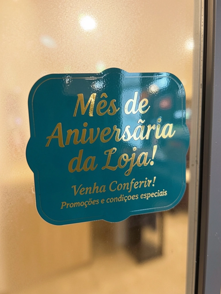 Adesivo verde-escuro brilhante com letras douradas 