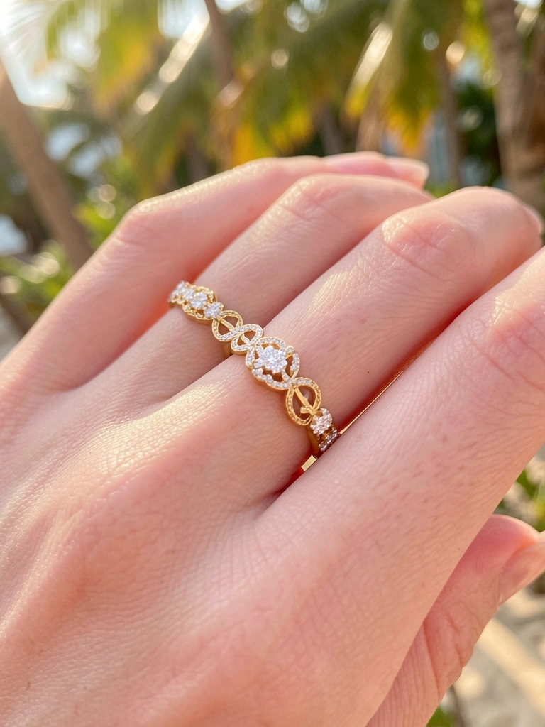 Mão feminina com anel de ouro cravejado de diamantes, luz natural suave e fundo desfocado com folhagens tropicais.