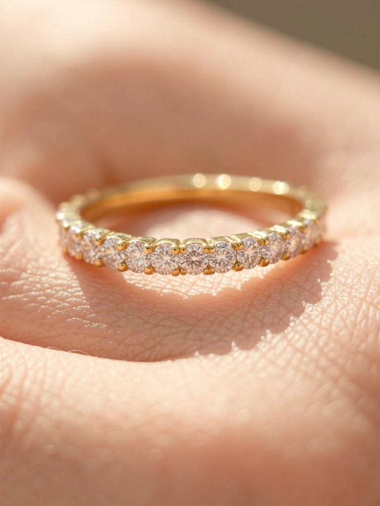Anel de ouro amarelo com diamantes em close macro, luz solar suave criando brilhos e sombras, fundo desfocado.