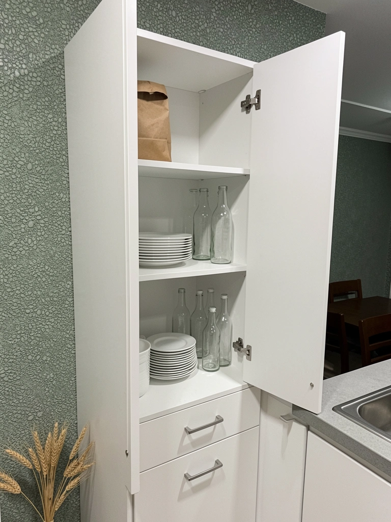 Comparação entre armário com portas antigas e versão renovada com portas novas