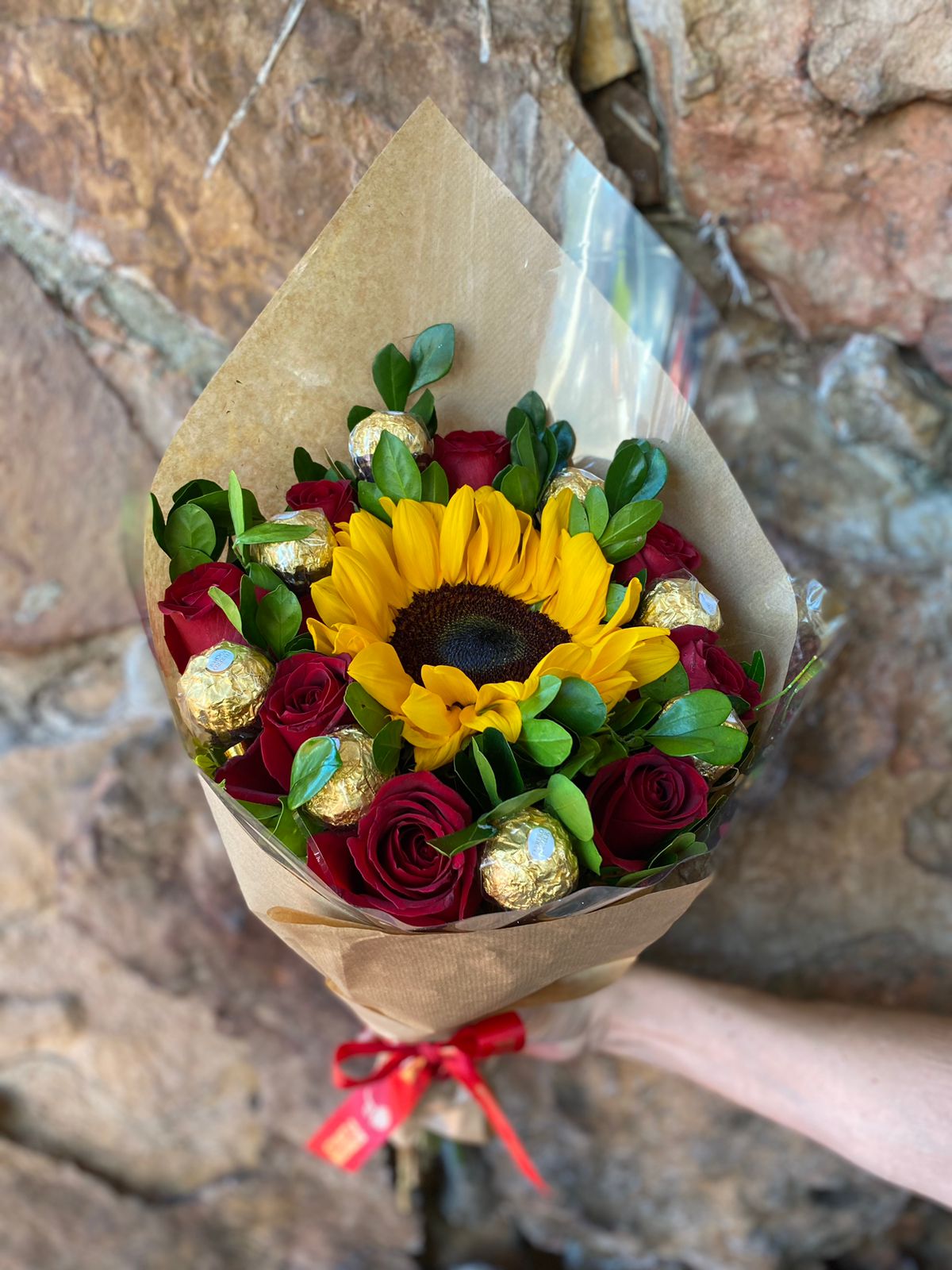 buquê de girassol e rosas vermelhas