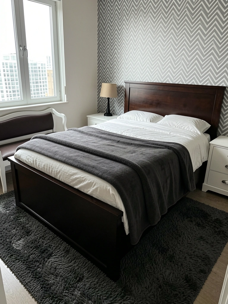 Cama de tauari com tom escuro e acabamento acetinado, com lençóis brancos e travesseiros.