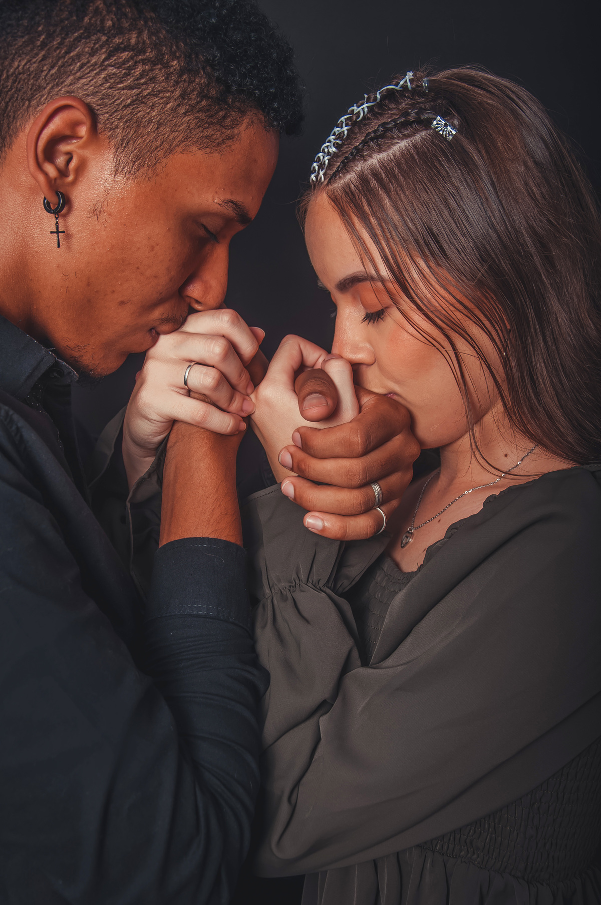 como se vestir para ensaio de casal em estúdio